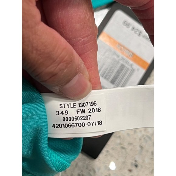 Under Armour Mid Keyhole Bra Medium Support- Aqua  Size Womens Small - Picture 4 of 5